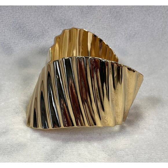 1980s Avon Gold Tone Crinkle Cuff Bracelet and Pierced Earrings Vintage - Picture 3 of 15